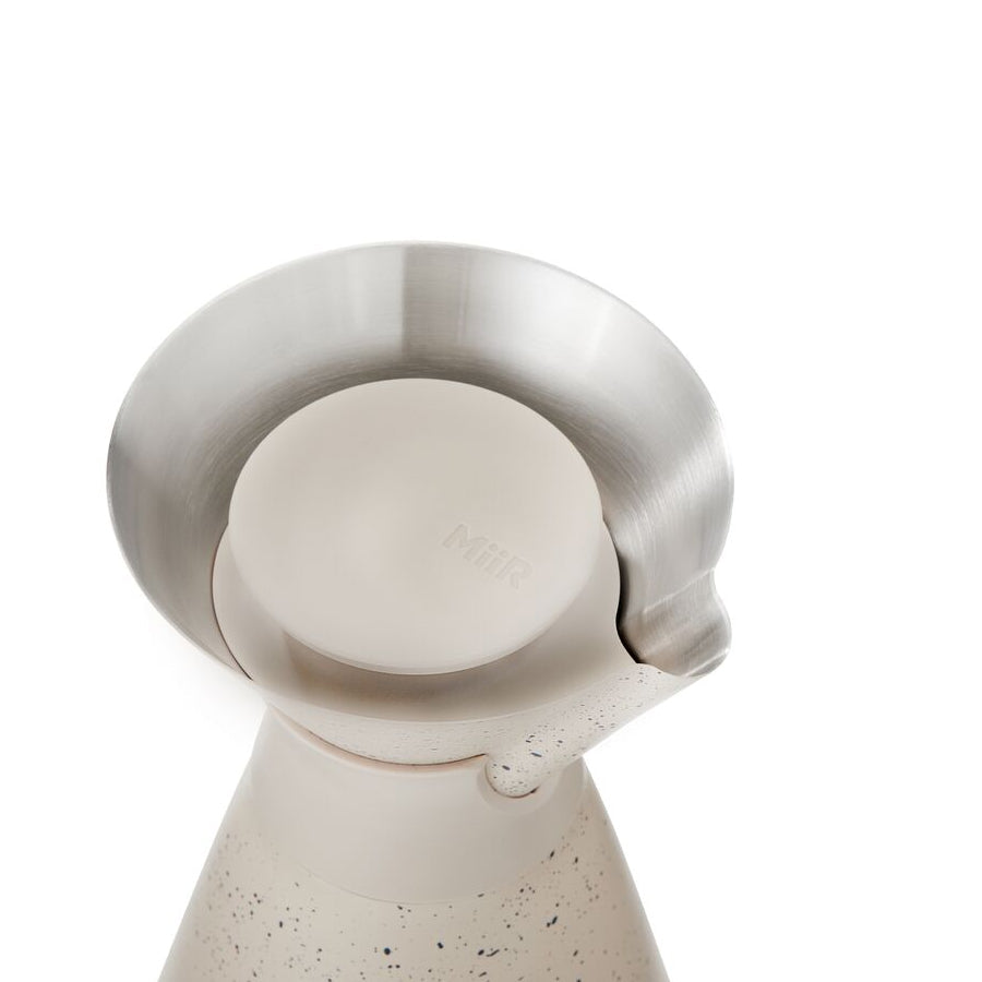 new-standard-carafe-r7 WebPDP-33oz_New_Standard_Carafe_Desert_Tan_Speckle_Studio__CAR1SVOS224_45_Lid_On.jpg