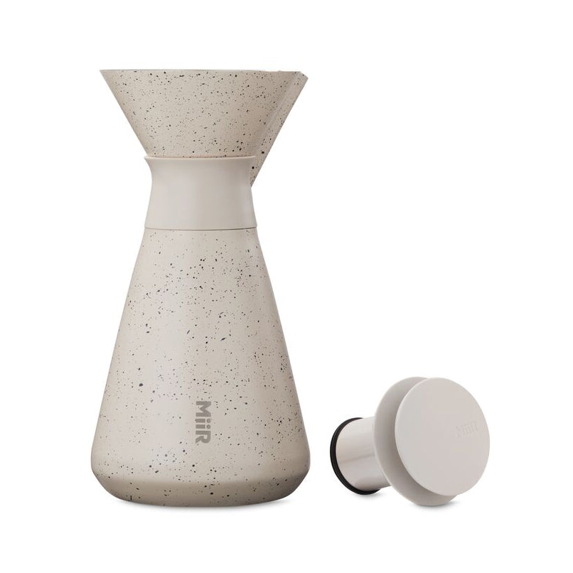 new-standard-carafe-r7 WebPDP-33oz_New_Standard_Carafe_Desert_Tan_Speckle_Studio__CAR1SVOS224_Front_Lid_Staged.jpg